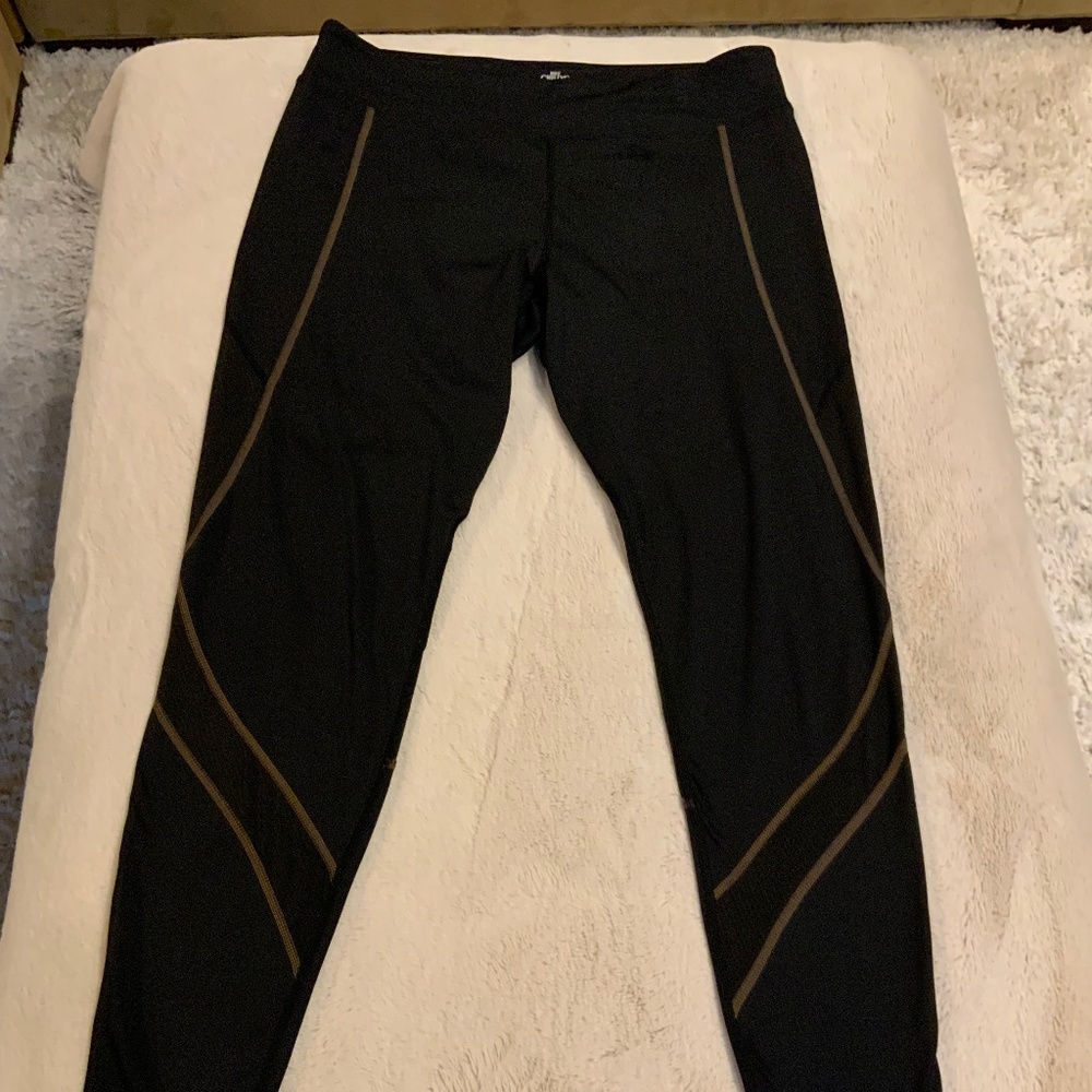 Hot Chilly’s Black L Baselayer Alpine Active Minimalist Monochrome Scandi Girl
